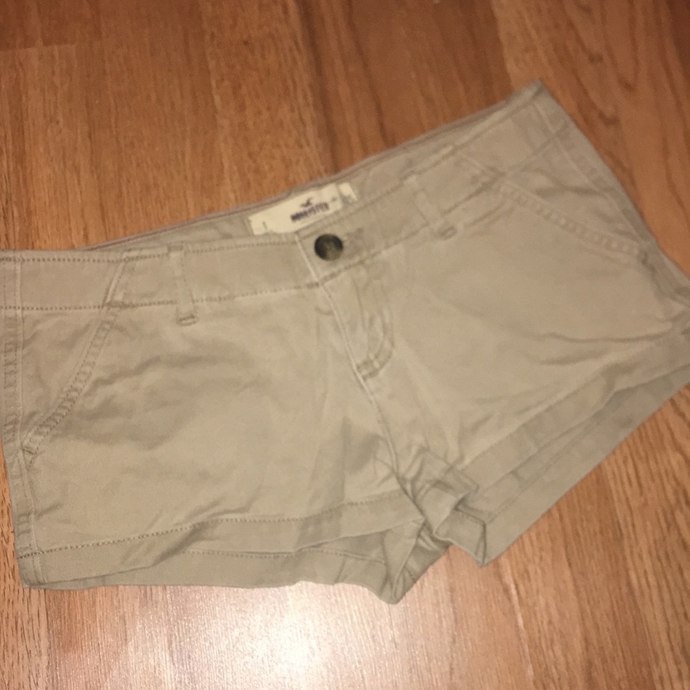 HOLLISTER KHAKI SHORTS💕
